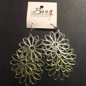 BIJUJU Green 4 flower metal earrings